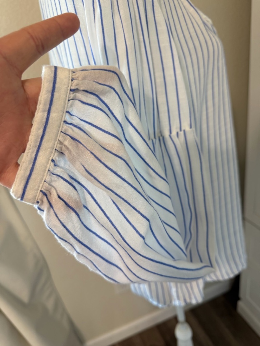 GAP Relaxed Split-Neck Shirred Blouse for Women, Size Large - Picture 5 of 9